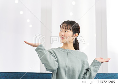 手のひらの上で比較をする女性 113721265