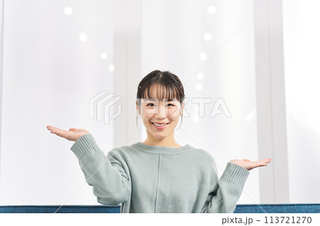 手のひらの上で比較をする女性 手のひらの上で比較をする女性 113721270