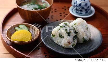 わかめご飯のおにぎりと若芽のお味噌汁と漬物 わかめご飯のおにぎりと若芽のお味噌汁と漬物 113721415