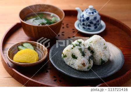 わかめご飯のおにぎりと若芽のお味噌汁と漬物 113721416