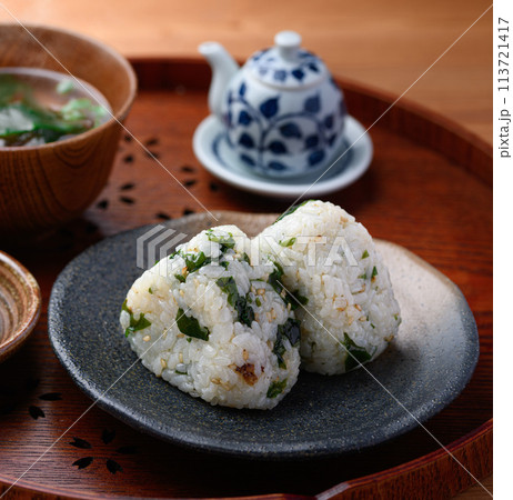 わかめご飯のおにぎりと若芽のお味噌汁 113721417