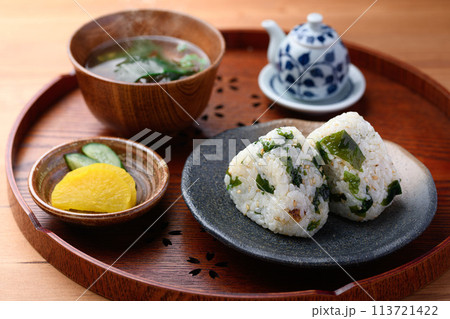 わかめご飯のおにぎりと若芽のお味噌汁と漬物 113721422