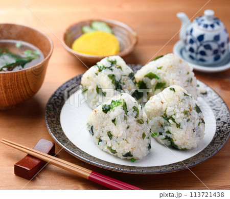 わかめご飯のおにぎりと若芽のお味噌汁と漬物 113721438
