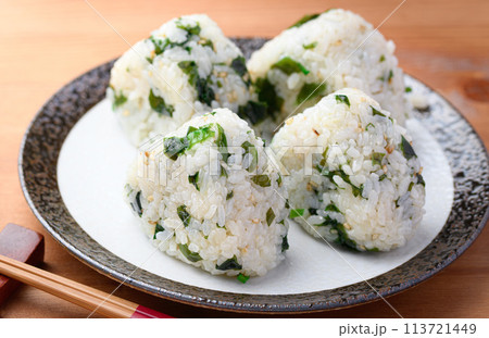 わかめご飯のおにぎり わかめご飯のおにぎり 113721449