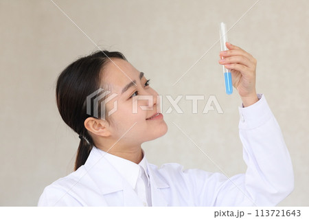笑顔で試験管を見る白衣の女性 113721643