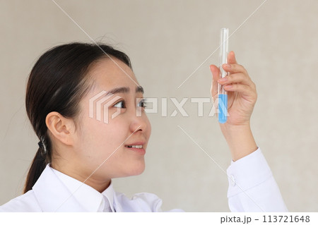 試験管を見て驚く白衣の女性 試験管を見て驚く白衣の女性 113721648
