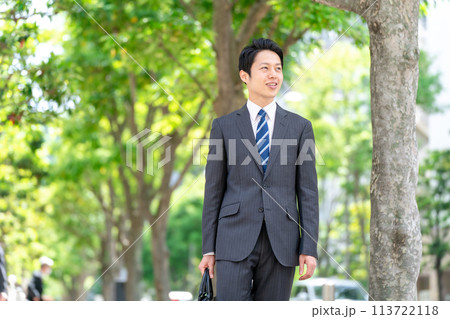 ビジネスマン 新緑 歩く ビジネスマン 新緑 歩く 113722118