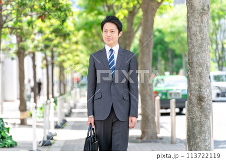 ビジネスマン 新緑 歩く ビジネスマン 新緑 歩く 113722119