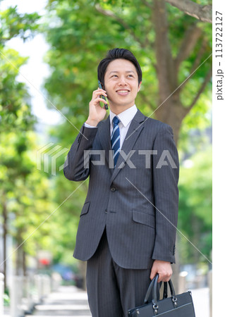 ビジネスマン　新緑　スマホ 113722127
