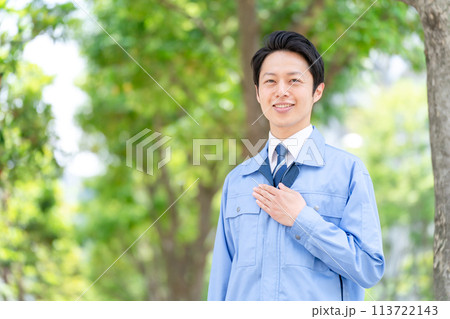 ビジネスマン　ミドル男性　作業着 113722143