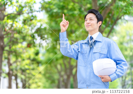 ビジネスマン　作業着　ヘルメット 113722158