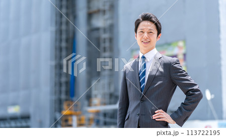ビジネスマン　ミドル男性　工事現場　 113722195