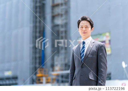 ビジネスマン　ミドル男性　工事現場　 113722196