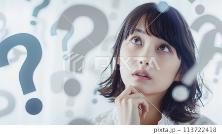 考える若い日本人の女性　AI生成画像 113722418