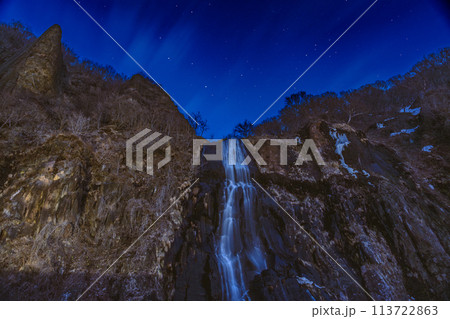 夜の白銀の滝と星空 113722863