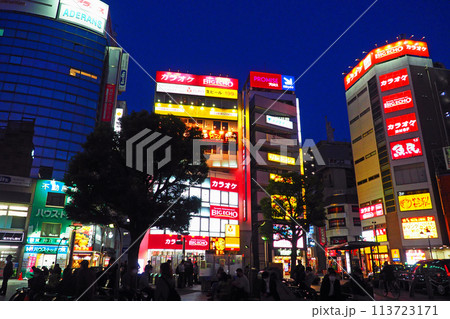 夜の赤羽駅東口前広場 113723171
