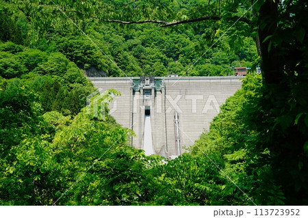 放水する奥裾花ダムの堤体 113723952