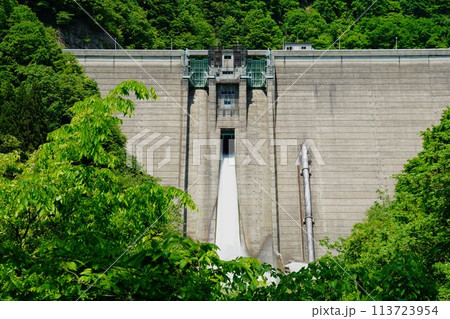 放水する奥裾花ダムの堤体 113723954