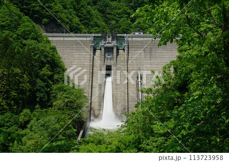 放水する奥裾花ダムの堤体 放水する奥裾花ダムの堤体 113723958
