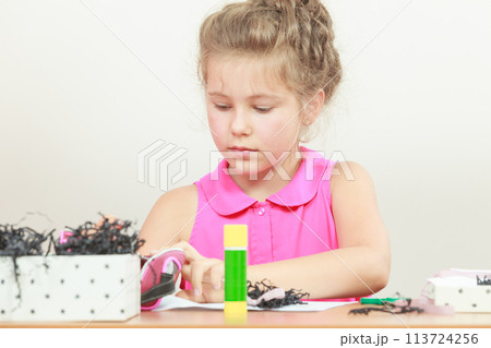 Little girl draw in the classroom Little girl draw in the classroom 113724256