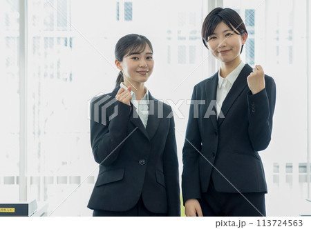 オフィスで働くビジネスウーマン 113724563