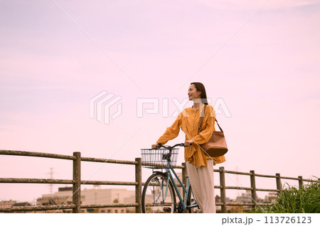 自転車を押す女性 自転車を押す女性 113726123