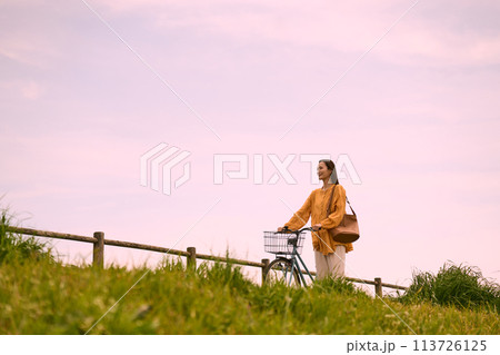 自転車を押す女性 自転車を押す女性 113726125