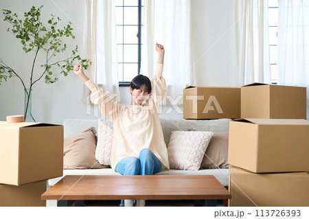 引越しの荷物に囲まれる女性 113726393