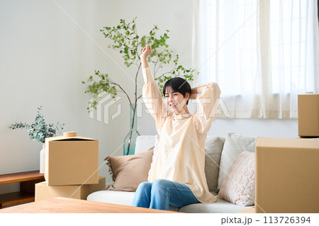 引越しの荷物に囲まれる女性 引越しの荷物に囲まれる女性 113726394