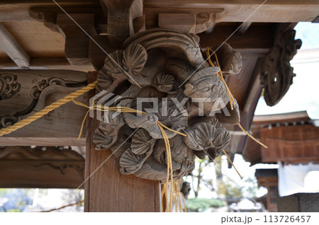 松戸神社手水舎の柱に「朱雀」 113726457