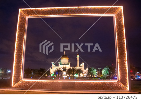 ブルネイダルサラームにあるオールドモスクのとても美しいフレームの夜景 ブルネイダルサラームにあるオールドモスクのとても美しいフレームの夜景 113726475
