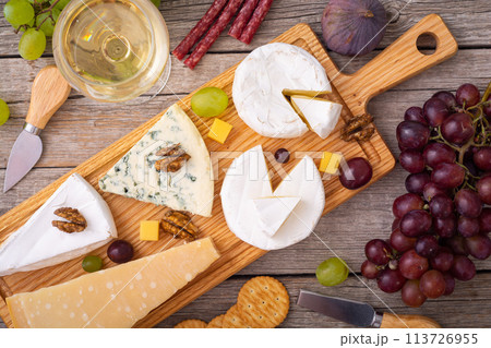 Differnt kind of cheese on the wooden board 113726955