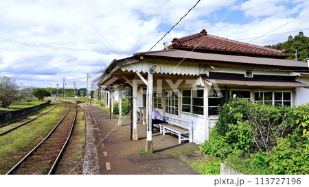 小湊鉄道上総鶴舞駅の構内の風景 113727196