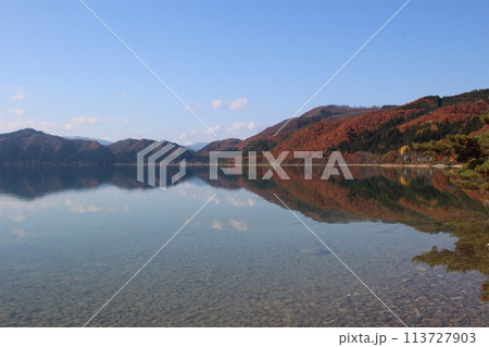 秋の田沢湖、鏡面仕上げの極み　その3 113727903