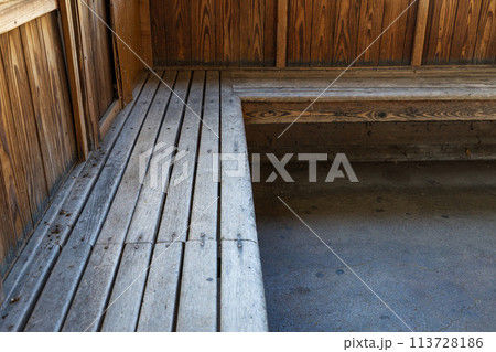 岡山県美作市　古い木造駅舎の待合室のベンチ 113728186