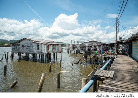 ブルネイダルサラームにある水上村カンポンアイールの風景 113728283