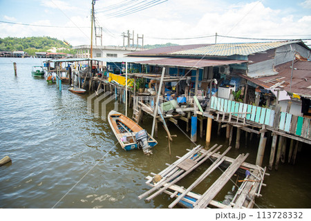 ブルネイダルサラームにある水上村カンポンアイールの風景 113728332