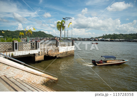 ブルネイダルサラームにある水上村カンポンアイールの風景 ブルネイダルサラームにある水上村カンポンアイールの風景 113728358