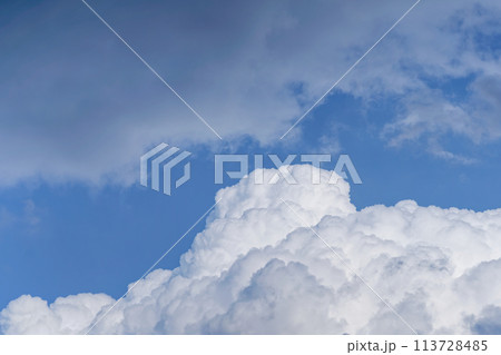 夏の青い空と白い雲 113728485