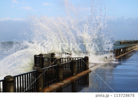 防波堤を超える波 防波堤を超える波 113728678