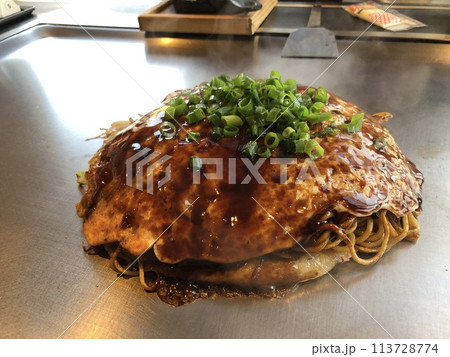 熱々広島風お好み焼き 熱々広島風お好み焼き 113728774