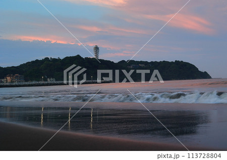 朝の静かな海 113728804