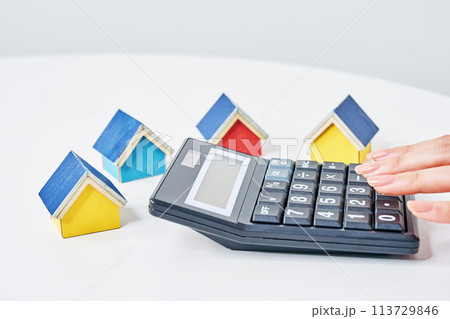 住宅の模型と電卓 113729846