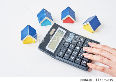 住宅の模型と電卓 113729849