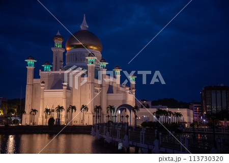ブルネイダルサラームにあるオールドモスクのとても美しい夜景 113730320