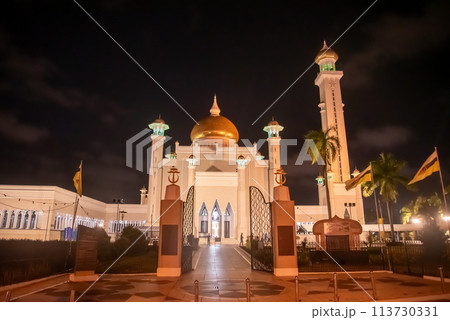 ブルネイダルサラームにあるオールドモスクのとても美しい夜景 ブルネイダルサラームにあるオールドモスクのとても美しい夜景 113730331