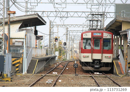 近鉄御所駅に停車中の「近鉄6400系電車」 113731269