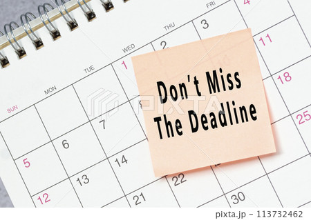 Dont miss the deadline text on sticky note on a calendar. 113732462