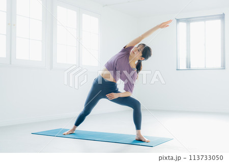 ヨガスタジオでヨガをする女性　  113733050