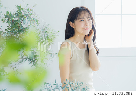 ロングヘアの女性 113733092